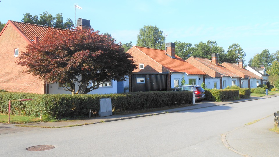 Gatuvy över grupphusen Eken Och Doppingen.