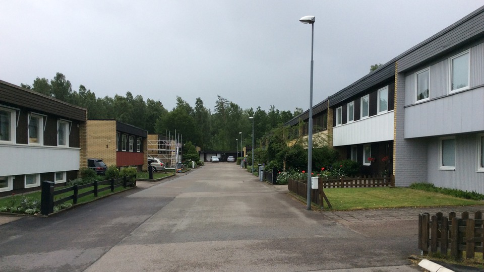 En väg med hus på båda sidor