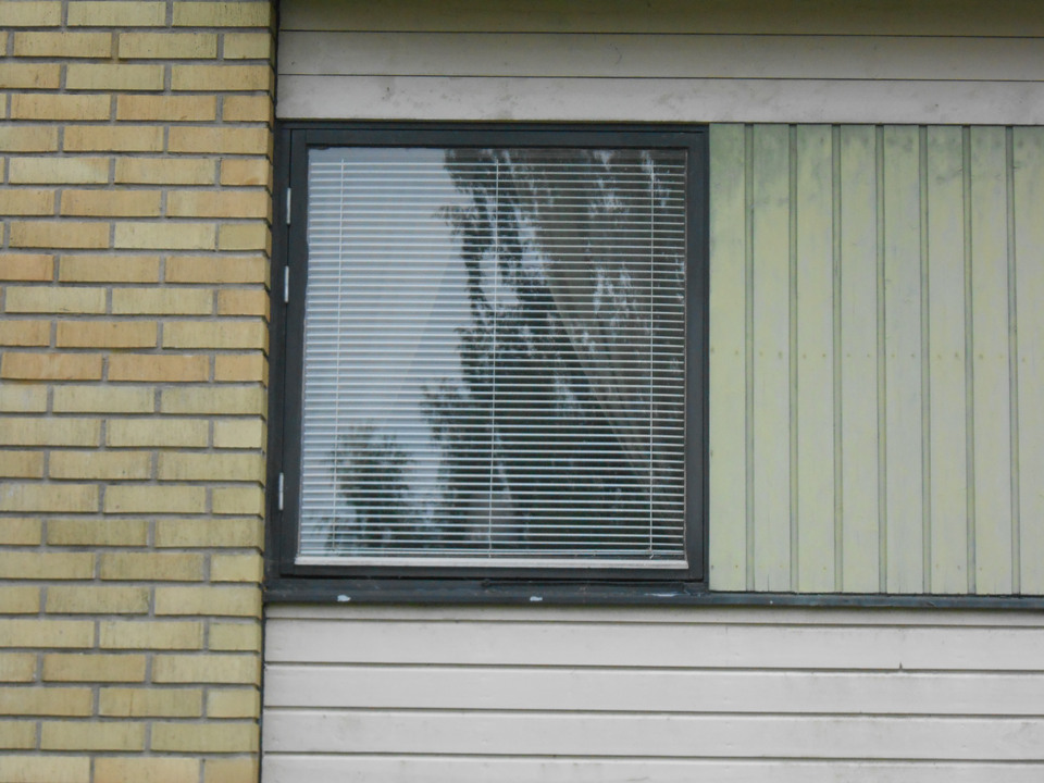 Fönster på ett tegelhus