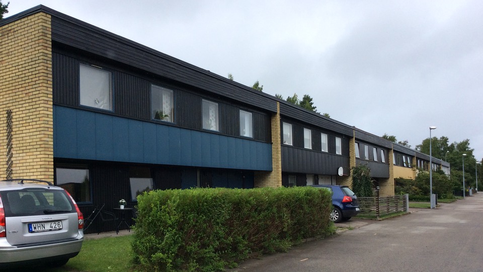 Radhus med blå och svar fasad
