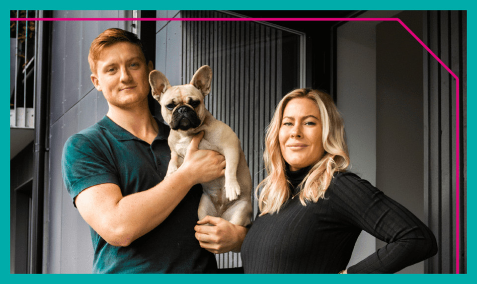 Två personer och en hund står utanför lägenhet